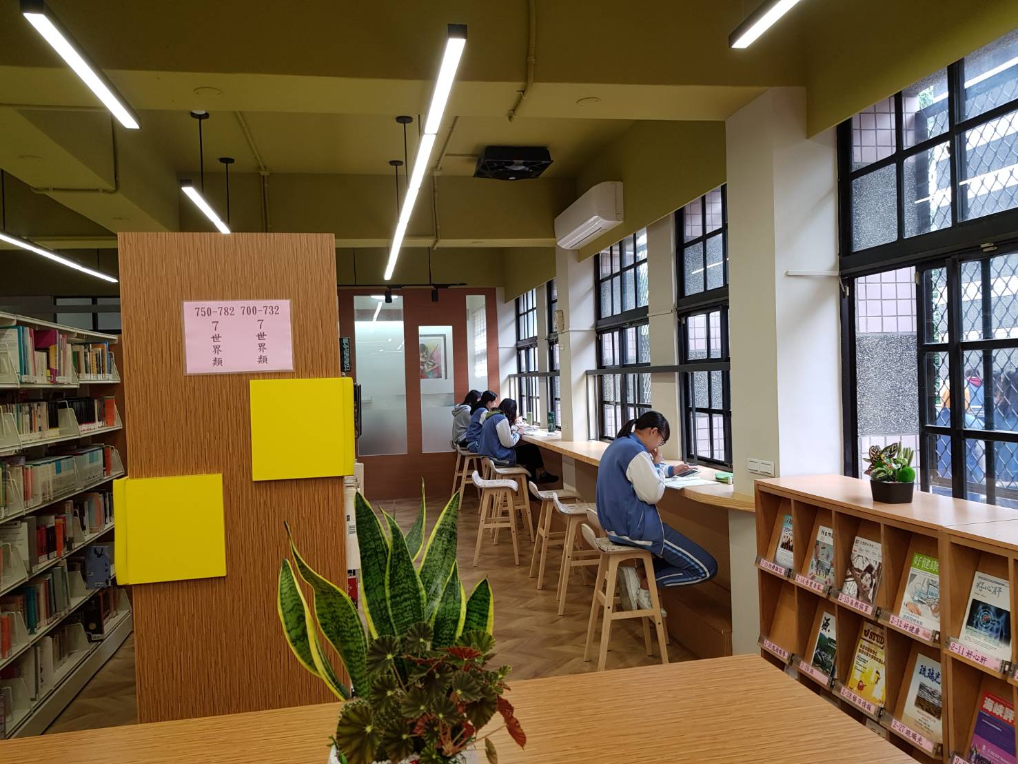 期介紹學校相關活動、學生優良表現給校友、家長、退休老師、社會人士知道；另外每二年出版「蘭女學報」一期，已連續出版十一期，將教師教學及研究心得彙整成冊，並寄贈全國高中、大學院校等。